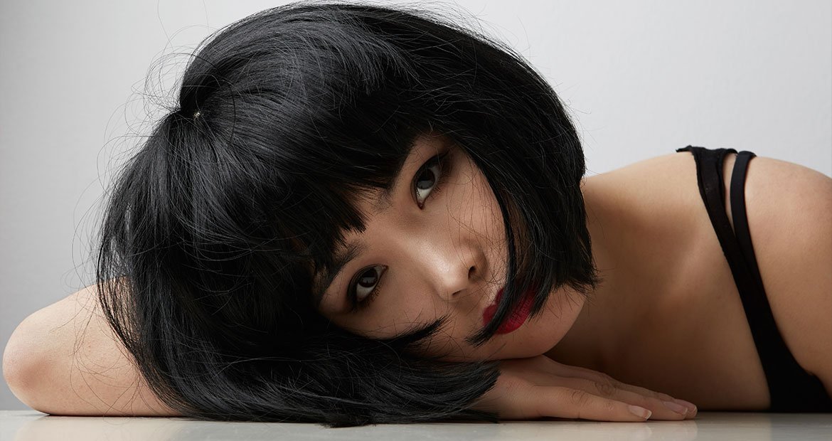 mulher de cabelo curto com franja no tom castanho escuro
